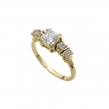 Γυναικείο δαχτυλίδι  σε κίτρινο χρυσό Κ14 σειρέ με μεγάλη τετράγωνη και μικρές λευκές πέτρες ζιργόν